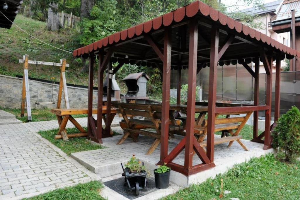 Vila Bradet Busteni Bagian luar foto
